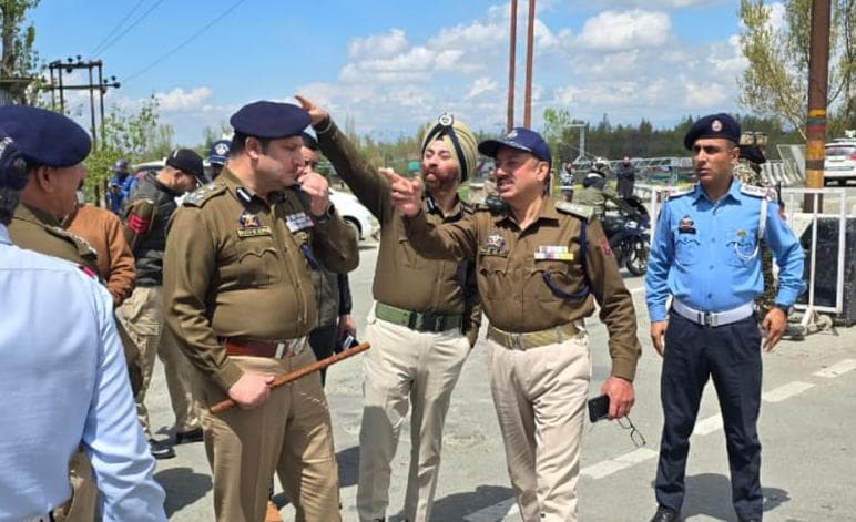 DIG Traffic Kashmir inspects NH-44, reviews traffic management in South Kashmir