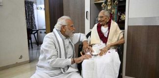PM Modi Meets Mother